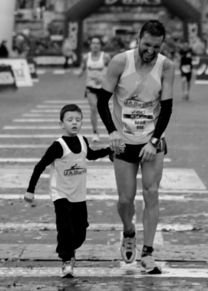 runner entrando en meta de una maraton con su hijo
