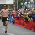 kilian jornet corriendo en asfalto